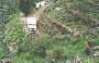 Bus mit Natursteinmauern